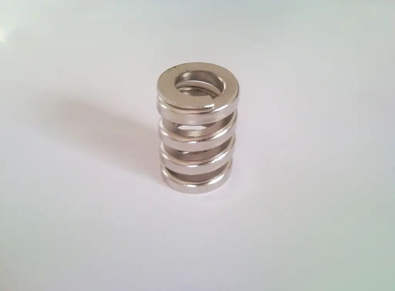 如何選擇制造閥門(mén)彈簧的材料？